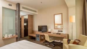 Hypo-allergenic bedding, minibar, in-room safe, desk