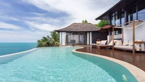 2 hồ bơi ngoài trời, dù/ô trên bãi biển/hồ bơi
