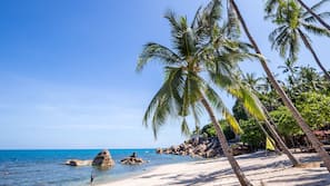 Bãi biển riêng, ghế dài tắm nắng, dù trên bãi biển, khăn tắm biển