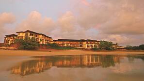 Playa privada, cabañas de playa, tumbonas y sombrillas