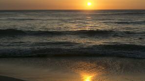 Playa privada, cabañas de playa, tumbonas y sombrillas