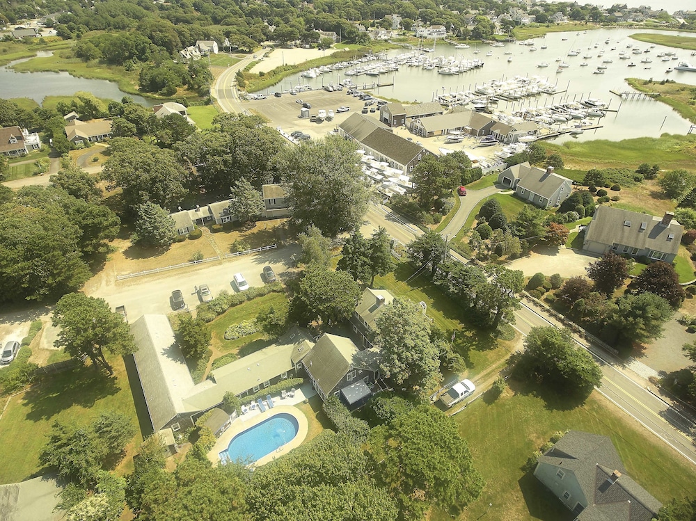 Allen Harbor Breeze Inn & Gardens in Harwich Port Best Rates & Deals