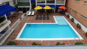 Una piscina al aire libre