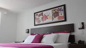 Ropa de cama de alta calidad, minibar, caja fuerte y escritorio