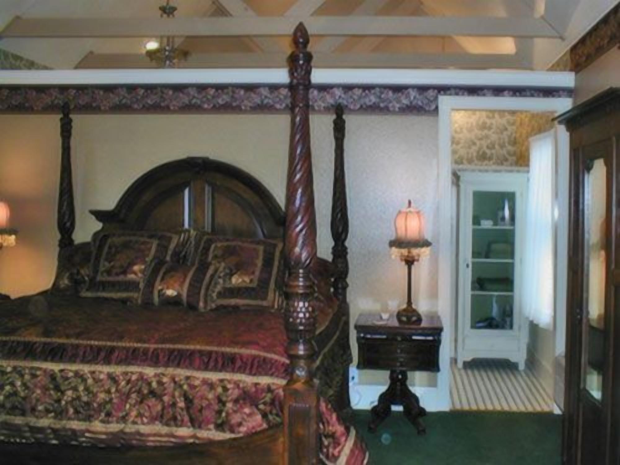 Pomegranate House Cottages In Granbury Tx Expedia