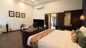 1 bedroom, premium bedding, in-room safe, desk