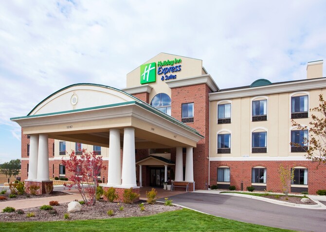 hotels in howell mi near outlet mall