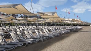 Privatstrand, Liegestühle, Sonnenschirme, Wasserski