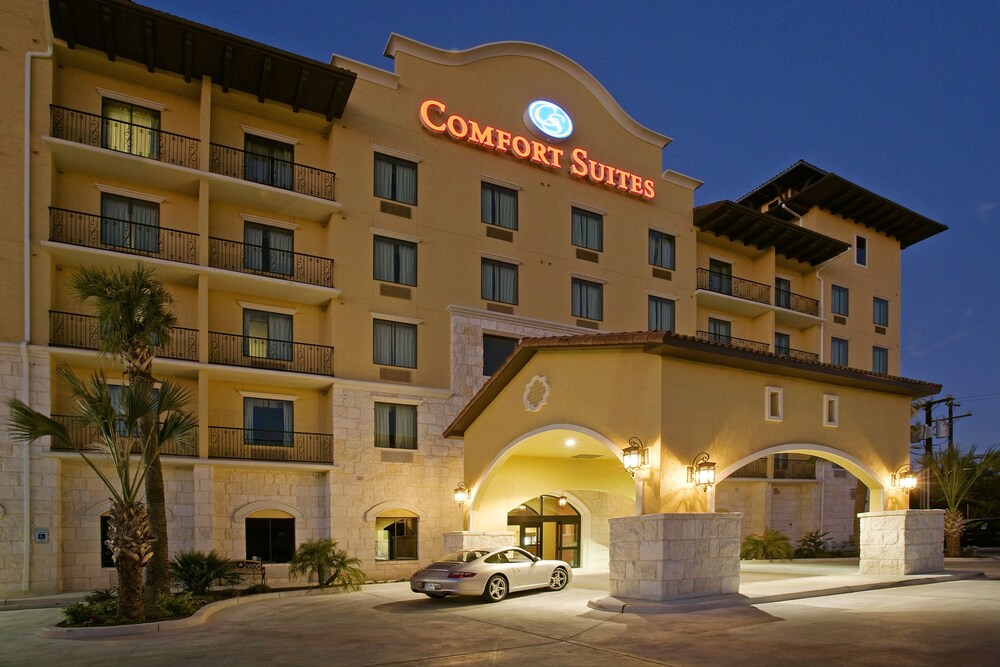 Property entrance, Comfort Suites Alamo - Riverwalk