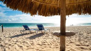 Sulla spiaggia, sabbia bianca, navetta gratuita per la spiaggia