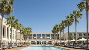 Piscine couverte, piscine extérieure, parasols de plage, chaises longues
