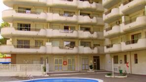 Una piscina al aire libre de temporada