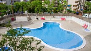 Una piscina al aire libre de temporada