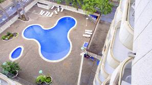 Una piscina al aire libre de temporada
