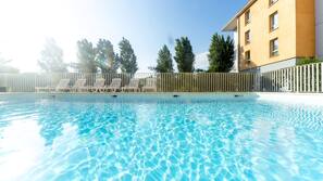Piscine extérieure (ouverte en saison), chaises longues