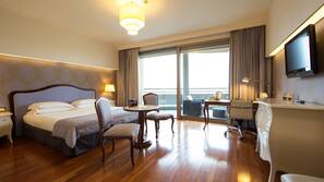 Hypoallergeen beddengoed, een minibar, een kluis op de kamer, een bureau