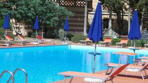 Piscina stagionale all'aperto, ombrelloni da piscina, lettini