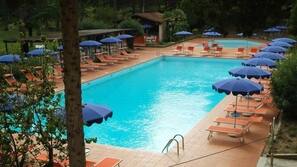 Piscina stagionale all'aperto, ombrelloni da piscina, lettini