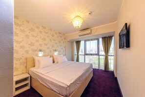 Deluxe Studio Suite | Minibar, in-room safe, desk, laptop workspace