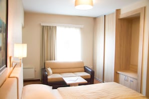 Business Triple Room, 3 Twin Beds | Minibar, in-room safe, desk, laptop workspace