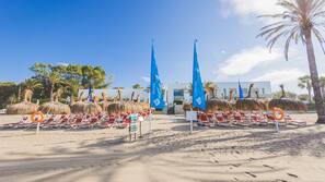 In Strandnähe, Strandtücher, Strandbar