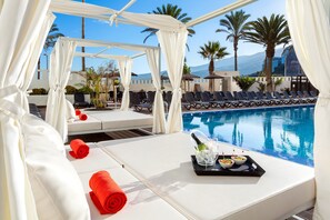 Outdoor pool, pool umbrellas, sun loungers