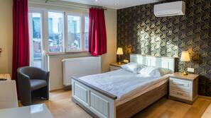 Een kluis op de kamer, een strijkplank/strijkijzer, gratis wifi
