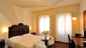 Hypo-allergenic bedding, minibar, in-room safe, desk