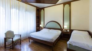 Hypo-allergenic bedding, minibar, in-room safe, desk