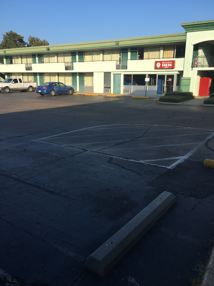 Parking, Express Inn East