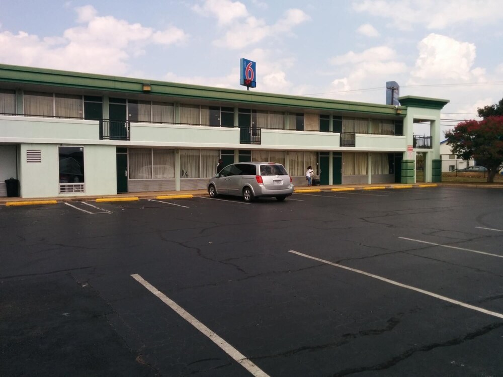 Parking, Express Inn East