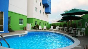 Una piscina al aire libre