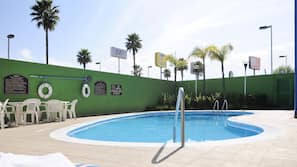 Una piscina al aire libre