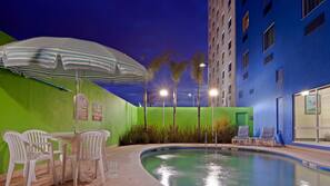 Una piscina al aire libre