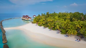 Plage privée, sable blanc, chaises longues, parasols