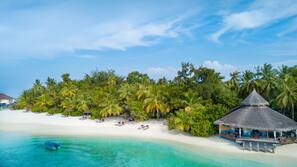 Plage privée, sable blanc, chaises longues, parasols