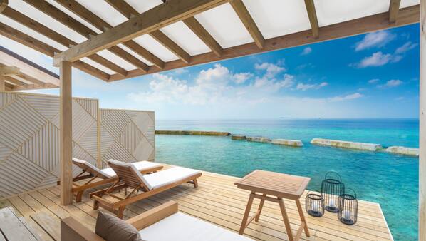 Minibar, coffre-forts dans les chambres, bureau