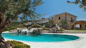 2 piscines extérieures