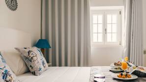 Minibar, coffres-forts dans les chambres, bureau, rideaux occultants