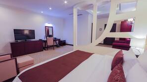 Seprai premium, minibar, brankas, dan meja kerja