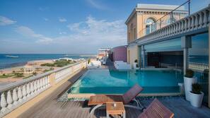 Piscina stagionale all'aperto, lettini