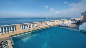 Piscina stagionale all'aperto, lettini
