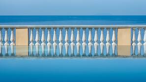 Piscina stagionale all'aperto, lettini