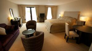 Hypo-allergenic bedding, desk, iron/ironing board, free WiFi
