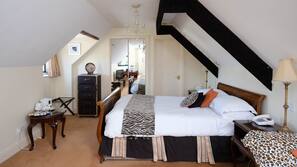 Premium bedding, desk, iron/ironing board, free WiFi