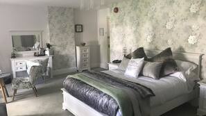 Premium bedding, desk, iron/ironing board, free WiFi