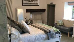 Premium bedding, desk, iron/ironing board, free WiFi