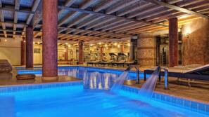Piscine couverte, accès possible de 09 h 00 à 20 h 30, chaises longues