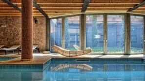 Piscine couverte, accès possible de 09 h 00 à 20 h 30, chaises longues