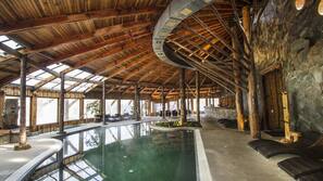 Una piscina cubierta, una piscina al aire libre
